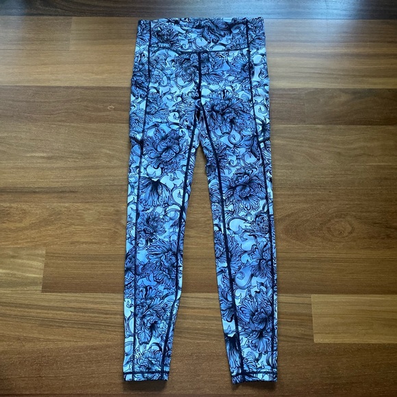 🍋 Like New Lululemon Tights Size 6 🍋 - Picture 5 of 7